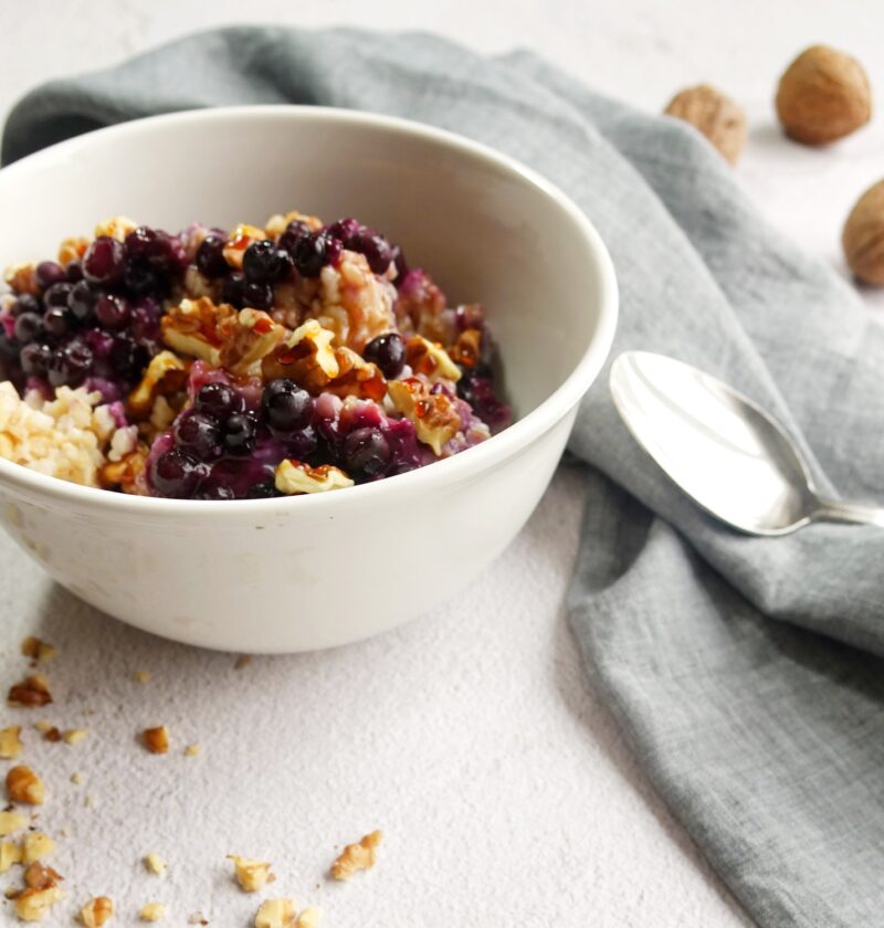 Oatmeal with frozen berries